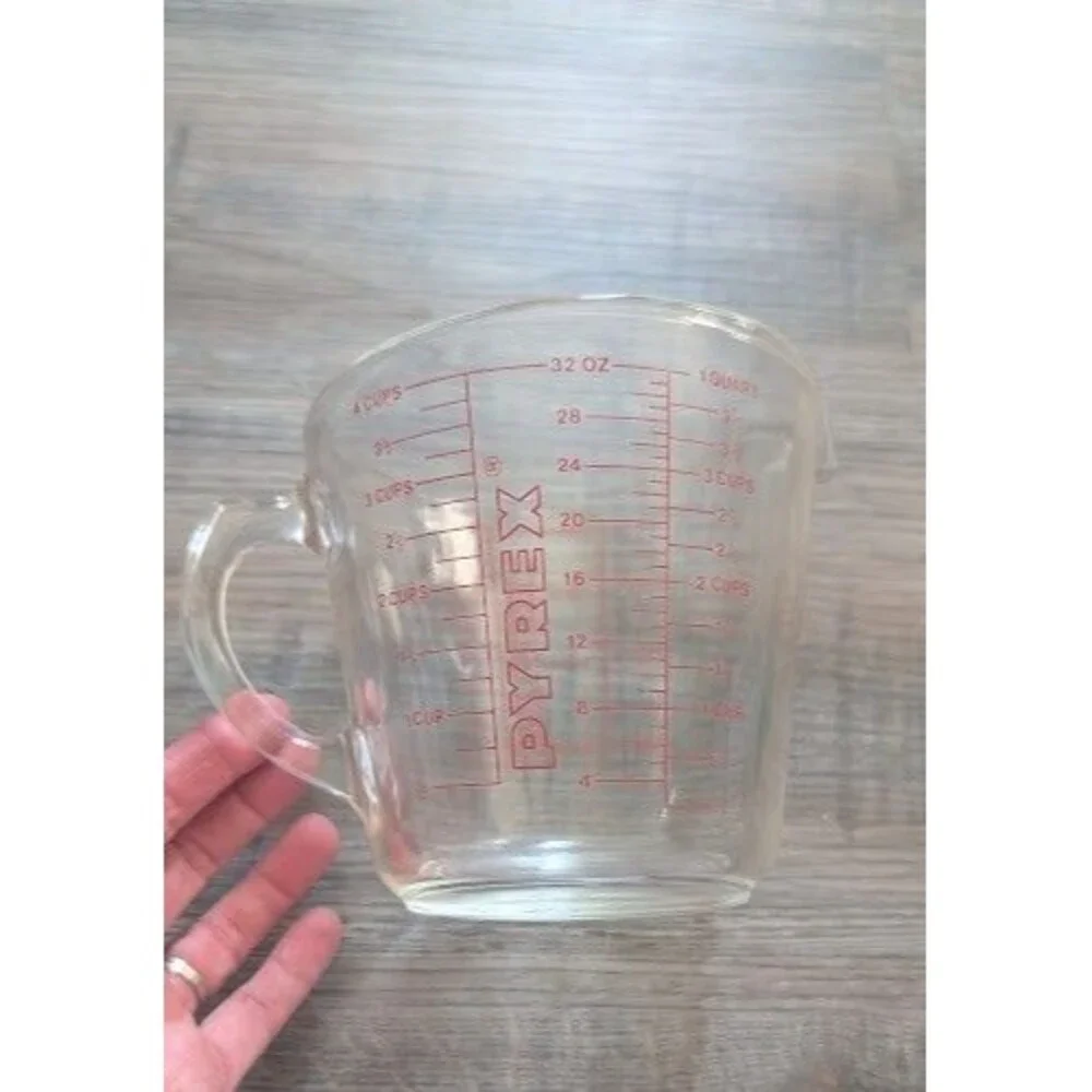 Vintage Pyrex 532 4 cup 1 Quart 32 oz Measuring Cup Red Block Letter D-Handle